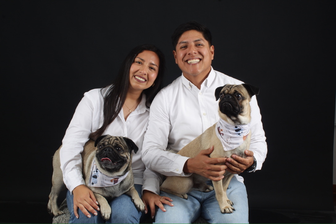 Junior y Diana sentados con sus dos perros